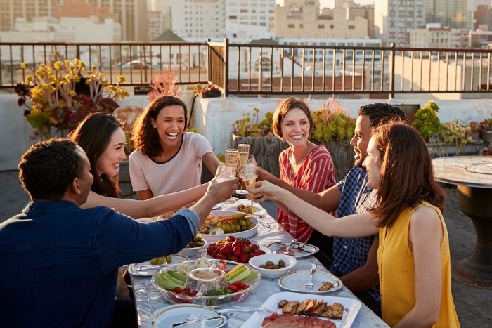 reunión de amigos en una terraza